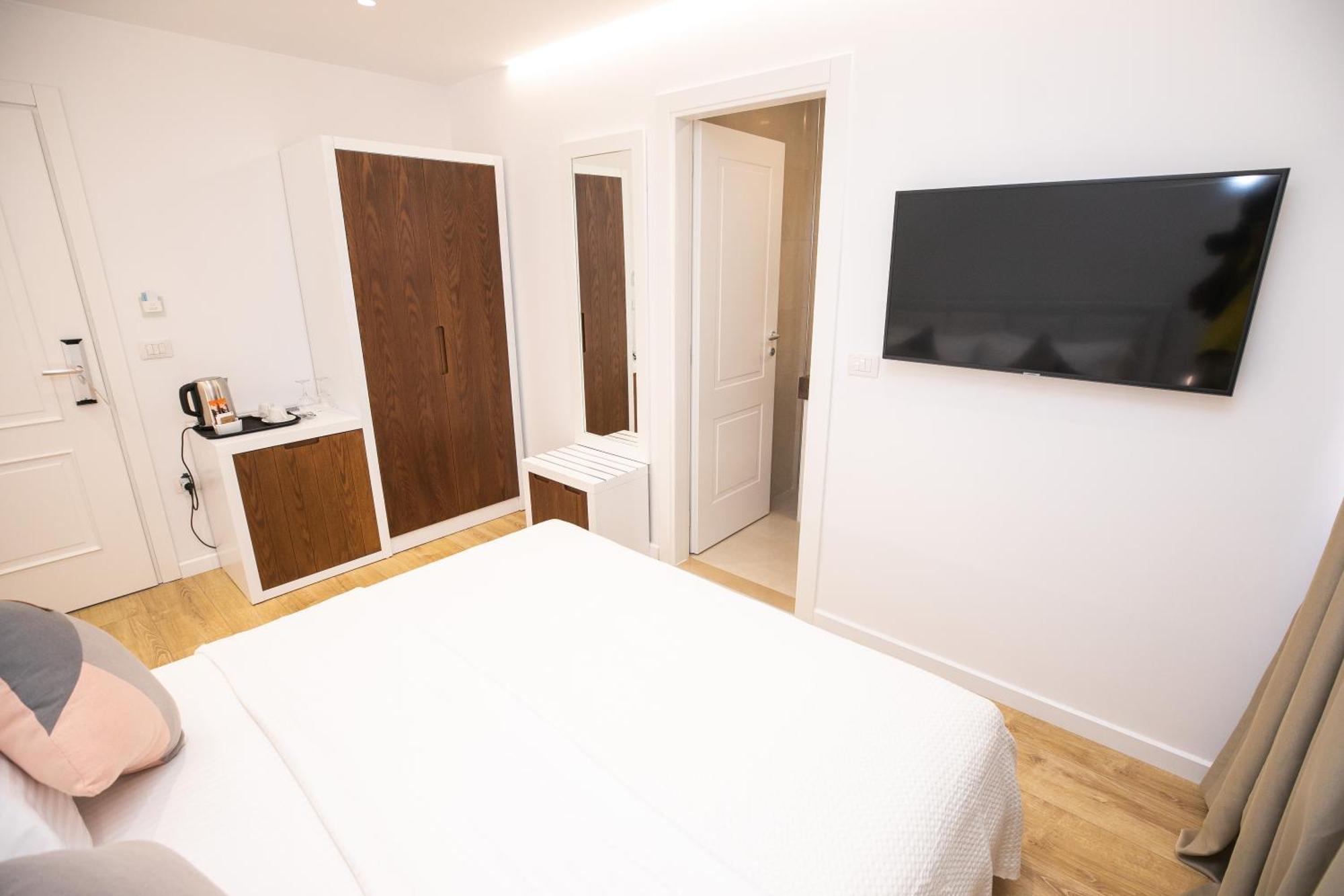 Hotel Elior Tirana Bagian luar foto